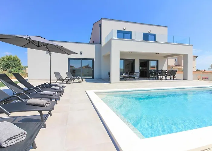 Ferienhaus Mit Privatpool Fuer 8 Personen Ca 180 Qm In Loborika, Istrien Suedkueste Von Istrien